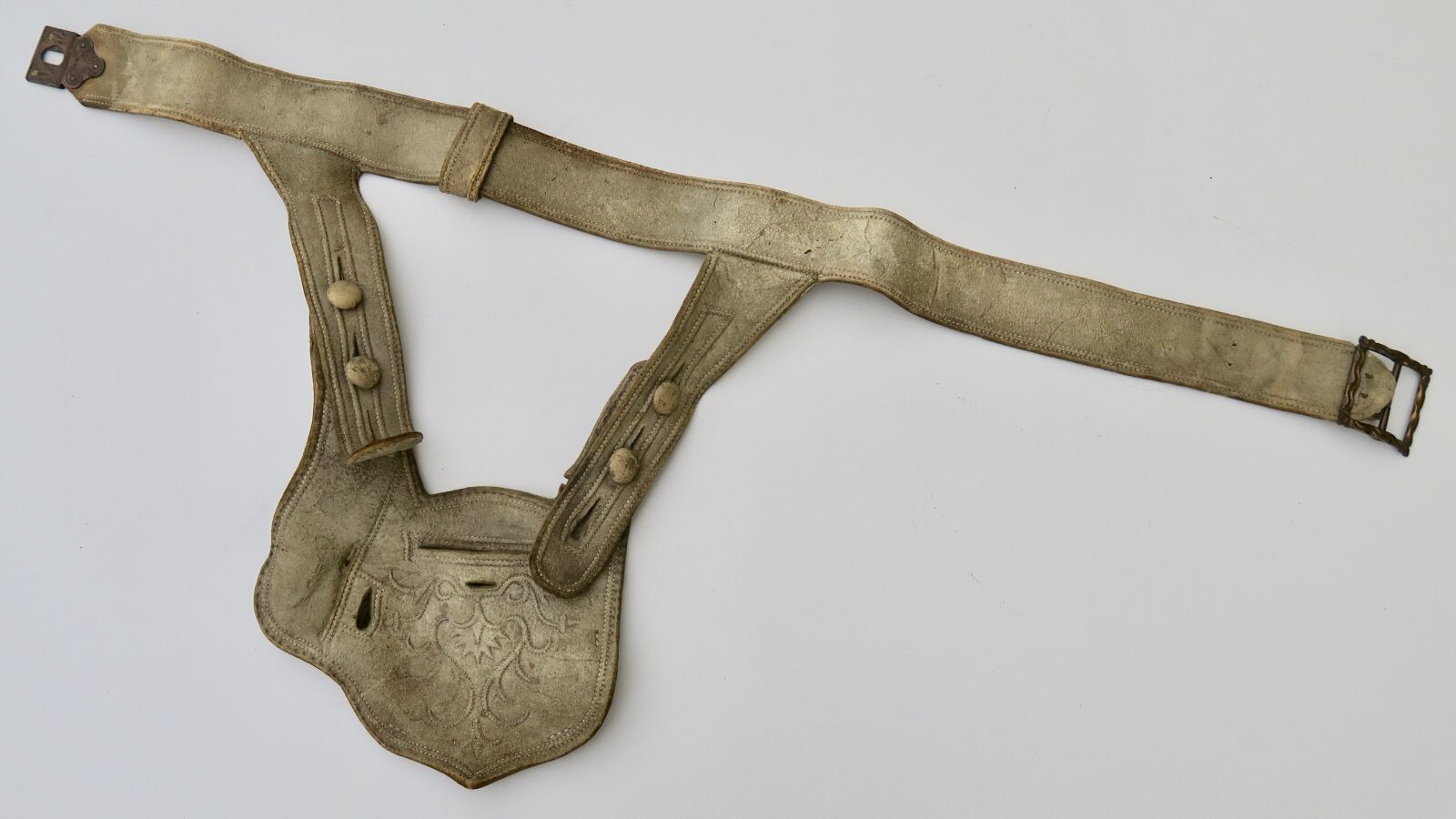 Null 龙骑兵军官的腰带。剑和刺刀的白色缝制皮革，铜扣，皮革按钮，18世纪中期。长63厘米。用于说明 "法国军队的门廊 "的作品--穆雷和梅里编，布雷沃。