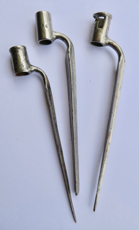 Null 3把带插座的小刺刀（玩具或展览模型）。两个是锻钢的，一个是铸造金属的。长度在17-18厘米之间。