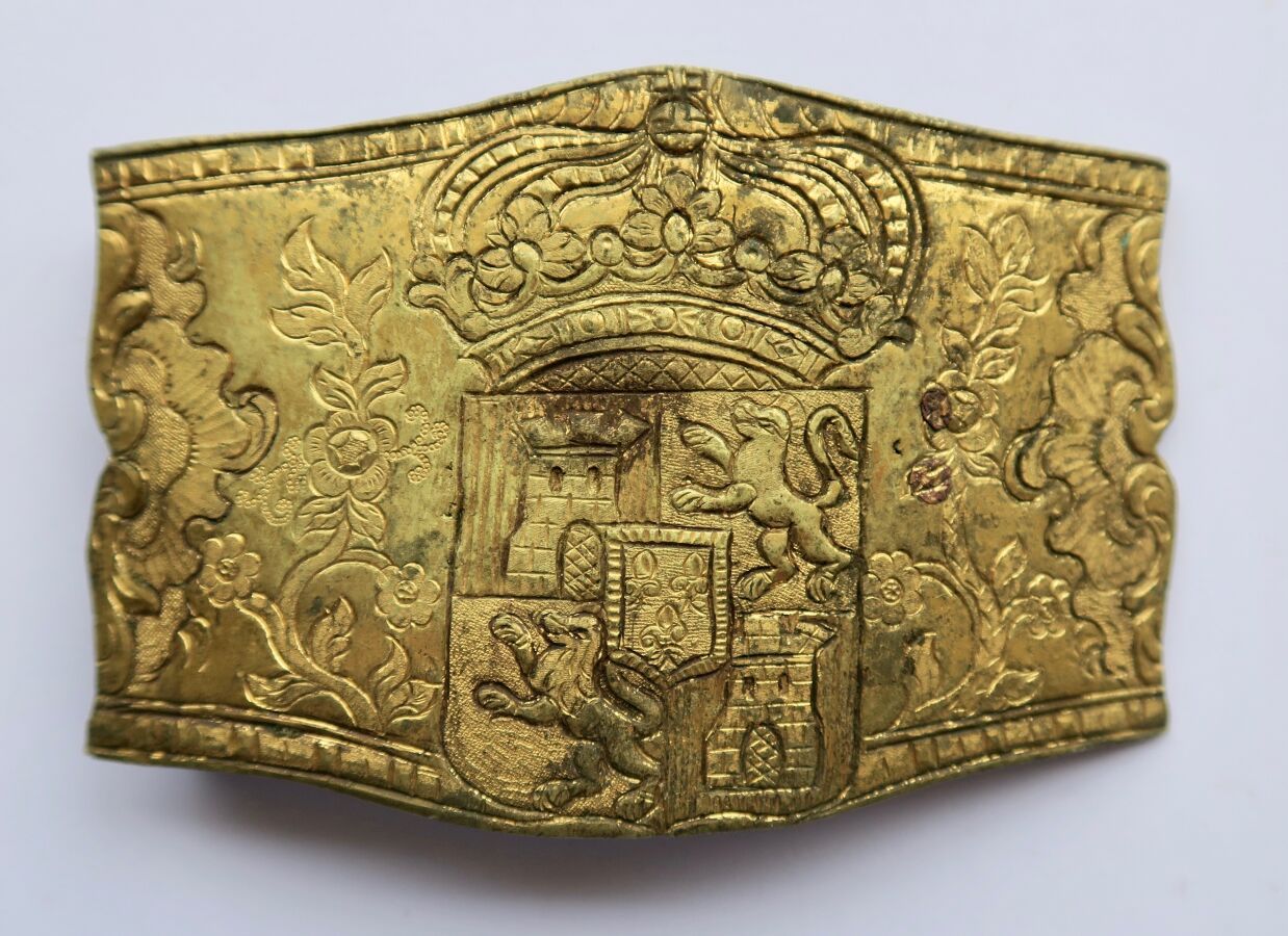 Null 警官的皮带扣。黄铜切割，镀金，刻有rocaille图案和西班牙国徽，18世纪中期。尺寸：10,3 x 7厘米。