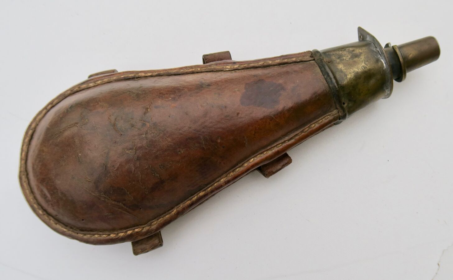 Null 木制火药瓶上覆盖着皮革，黄铜口杯，约1740年，带塞子的高度为22.5厘米。小事故和修复。
