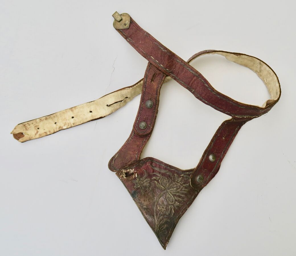Null Cinturón de espadas. Morocho rojo bordado con hilo de plata y decorado con &hellip;