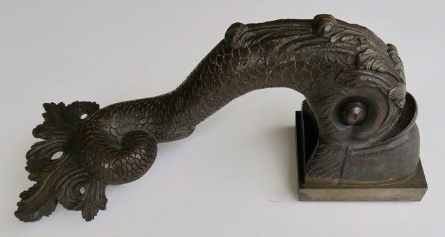 Null 1732年Vallière系统的火炮的左把手，青铜。从一个打算用于铸铁的桶中切割出来，代表了一只海豚，美丽的铸造作品完全是用凿子重新采取的。重量12.&hellip;