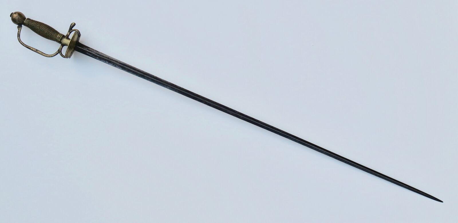 Null 步枪中士剑，1730年制式，火枪手风格的铜制安装，圆形鞍座，铜制花纹，三角形的剑刃上有沟槽，标有*A MOY DRAGON *，镶嵌在铜制的。框架中的&hellip;