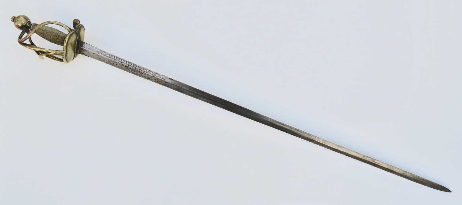 Null 强大的剑。1734年奥地利王位继承战争期间出现的模型的变体，黄铜支架上有两个庞特和三个侧枝，圆形鞍座，黄铜水印木轴，六面刃上刻有 "Vive le r&hellip;