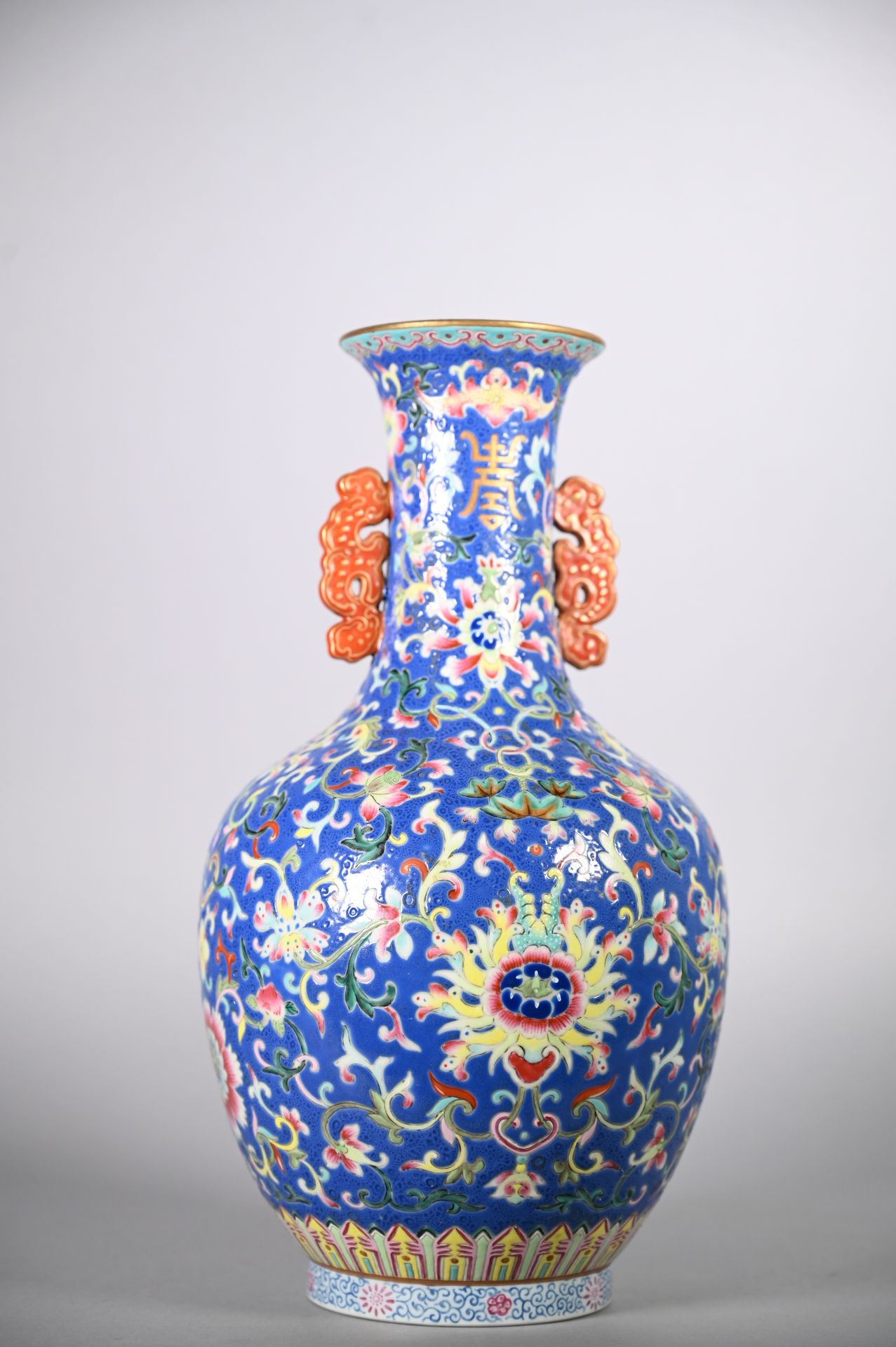 Null Chine. Vase balustre en porcelaine à décor émaillé famille rose représentan&hellip;