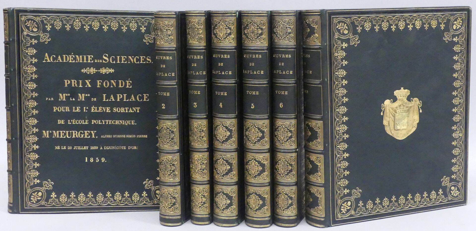 Null LAPLACE（P. S. De）。OEUVRES.巴黎，皇家出版社，1843-47。七卷四册，帝国绿色懊恼，板上有宽大的镀金花边，中间印有金色的臂章&hellip;