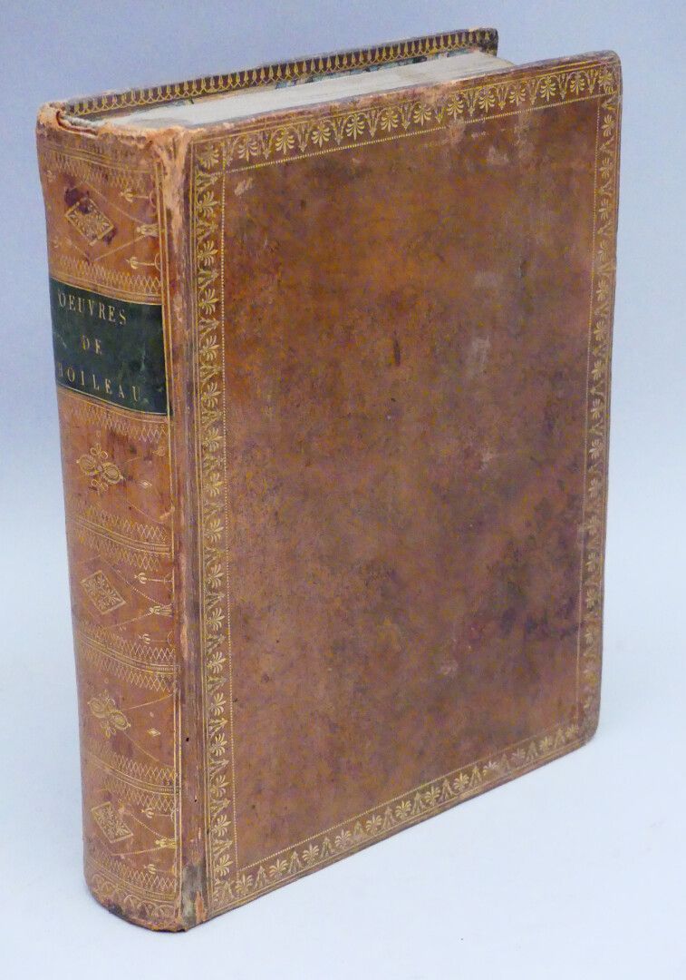 Null BOILEAU DESPRÉAUX（尼古拉）。OEUVRES.巴黎，Crapelet，1798。大四开的大理石黄褐色小牛皮，板上的鎏金框架花边，光滑的&hellip;