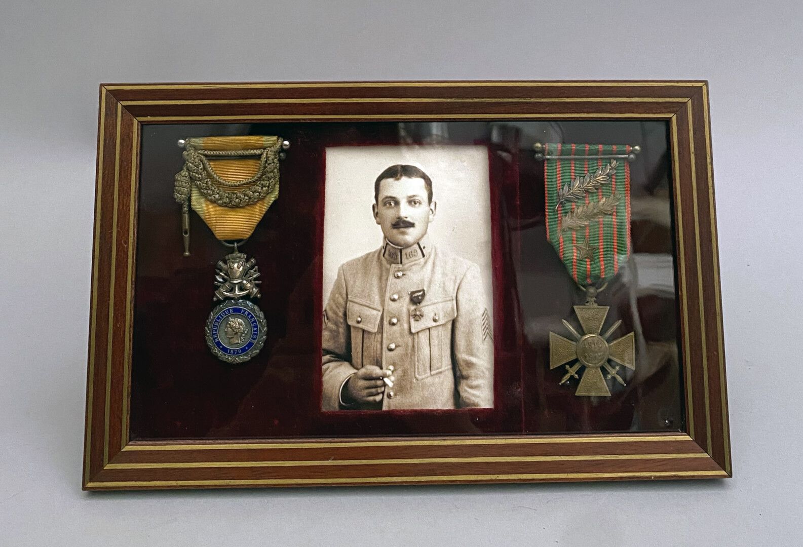 Cadre médaille militaire et croix de guerre sur un lit d…