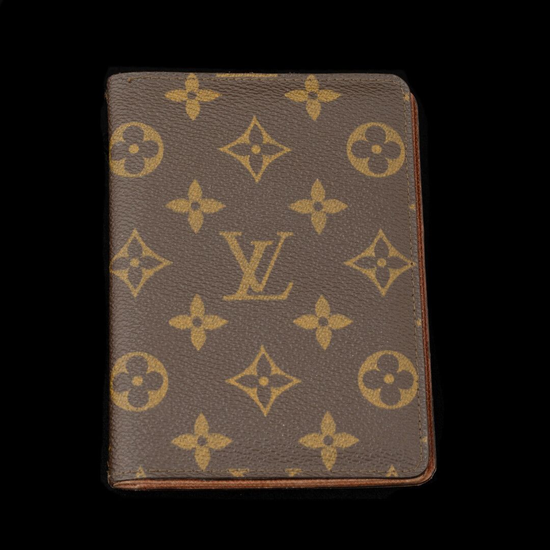 Null LOUIS VUITTON - Paris - 

Porte carte, en cuir monogrammé

10 x 14 cm - éta&hellip;