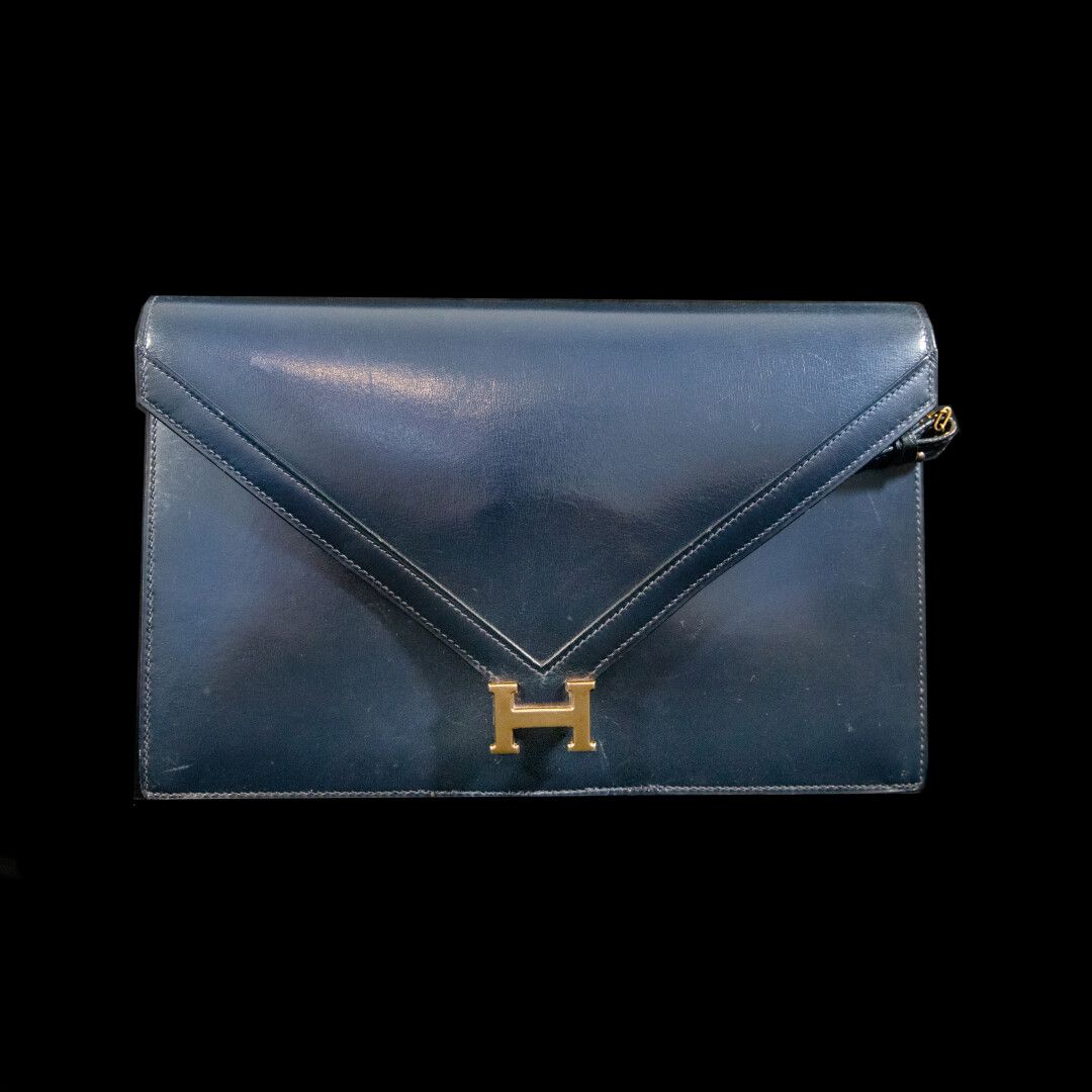 Null HERMES Paris , Lydie

Sac en box bleu marine et métal doré, fermeture press&hellip;