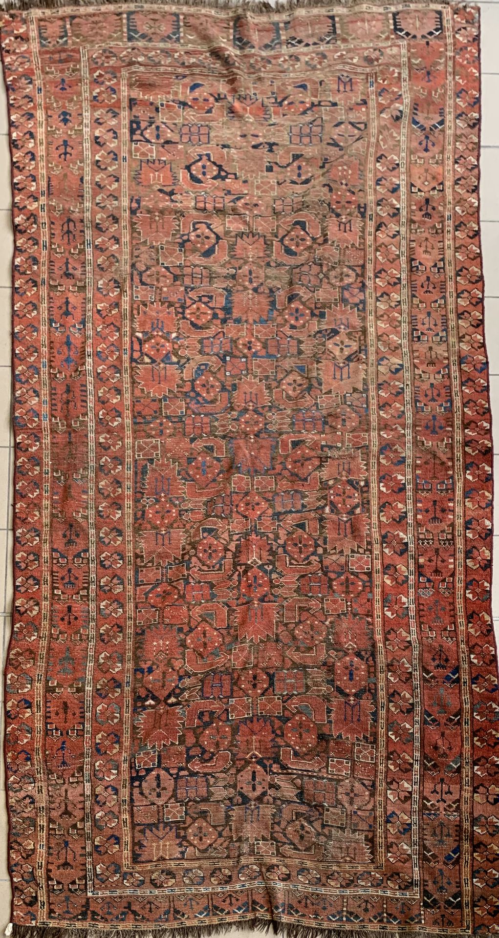 Null Tapis en laine noué.

Asie Centrale, XIXe. 

340 x 163 cm (usures)