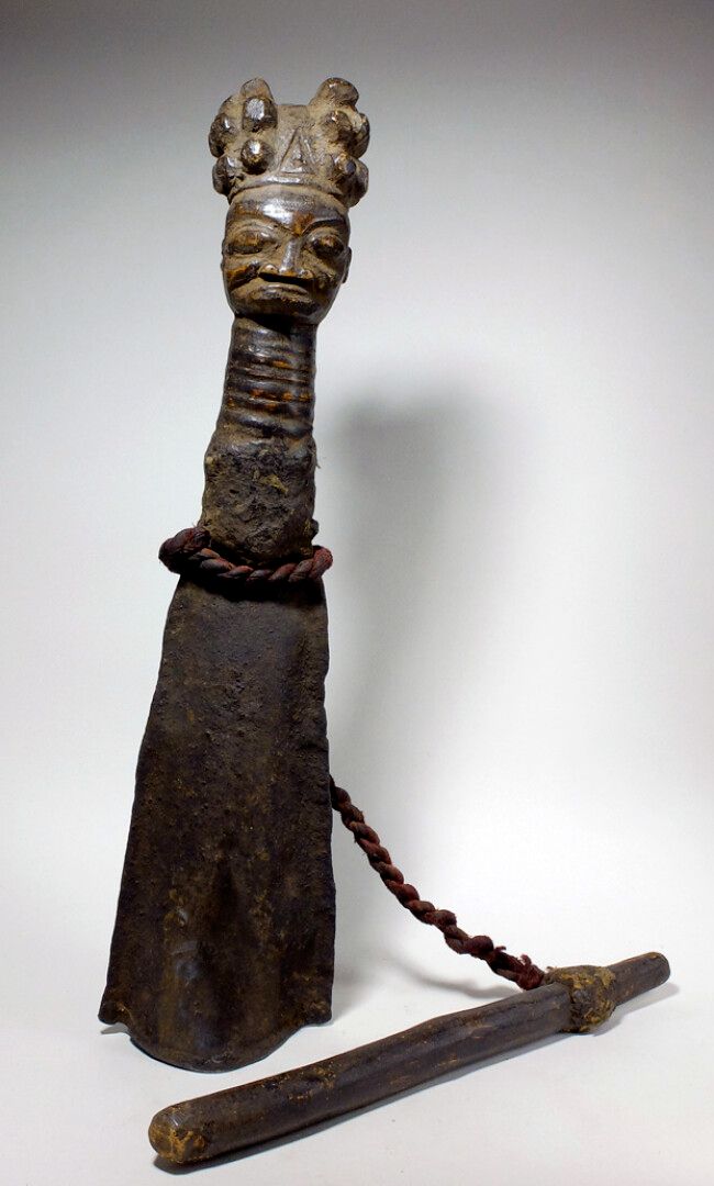 Null Sonnaille Bamoun (Cameroun)

Gong en métal surmonté d'une tête à la coiffur&hellip;