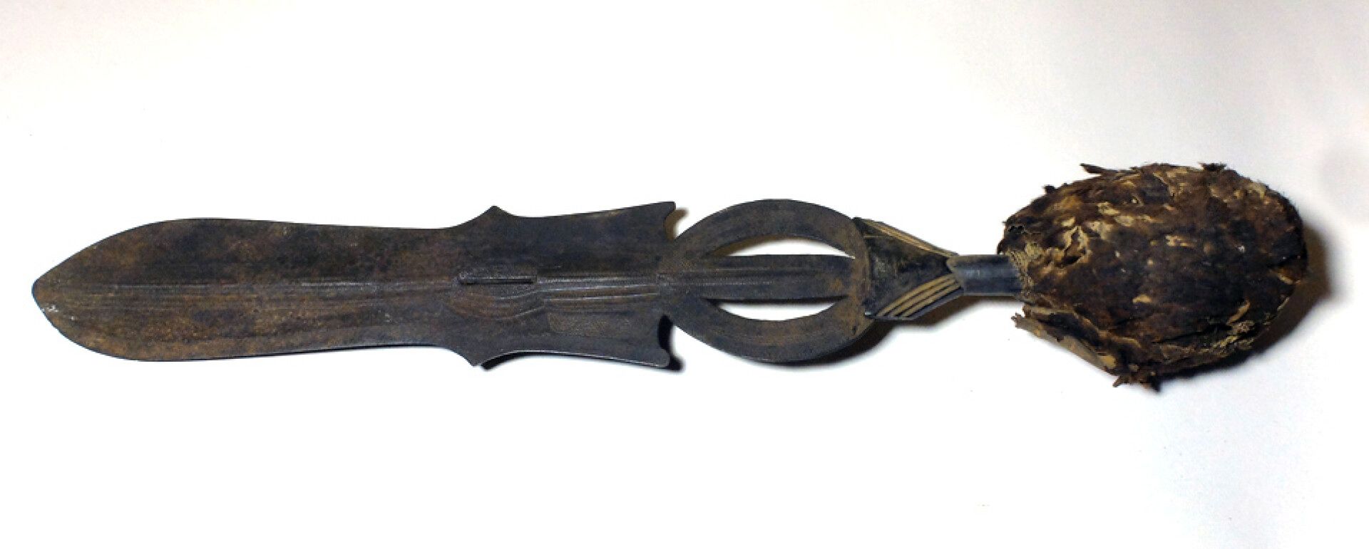 Null Couteau (RDC)

Couteau dont la lame est ajourée et décorée de motifs géomét&hellip;