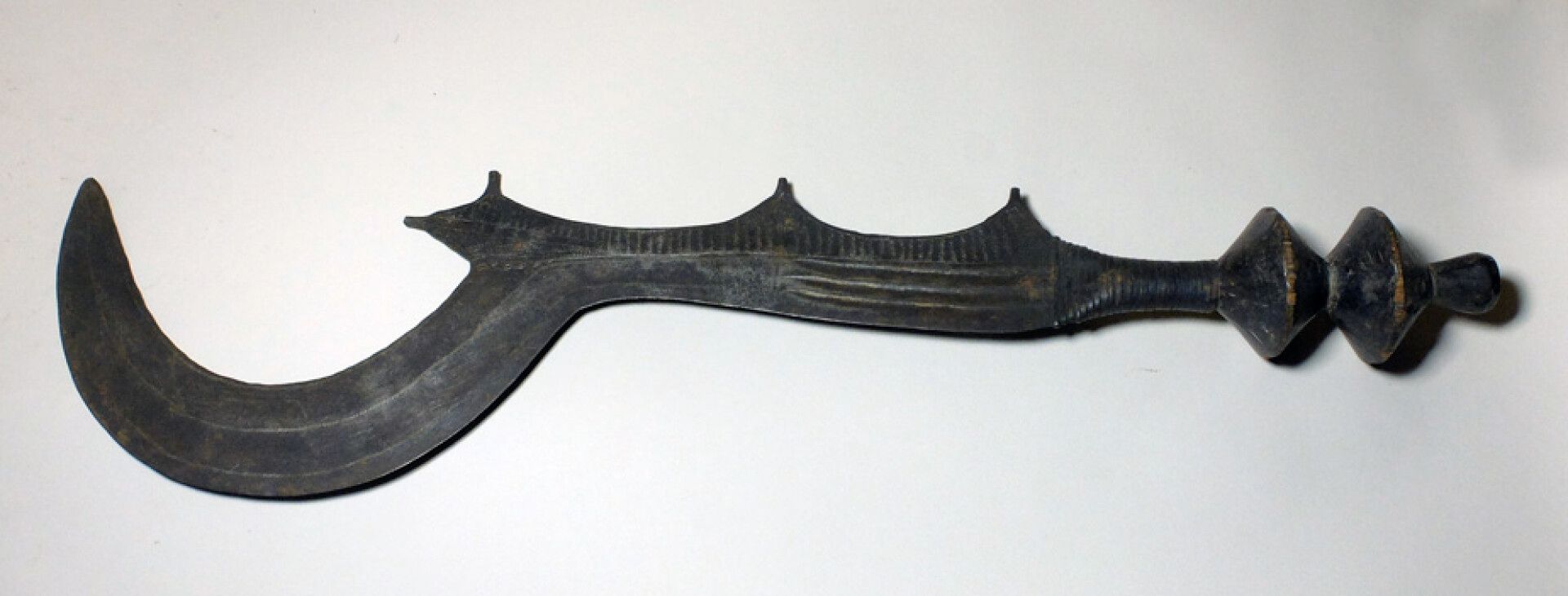 Null Couteau Ngombe (RDC)

Couteau d'éxécution à lame décorée de stries et de mo&hellip;