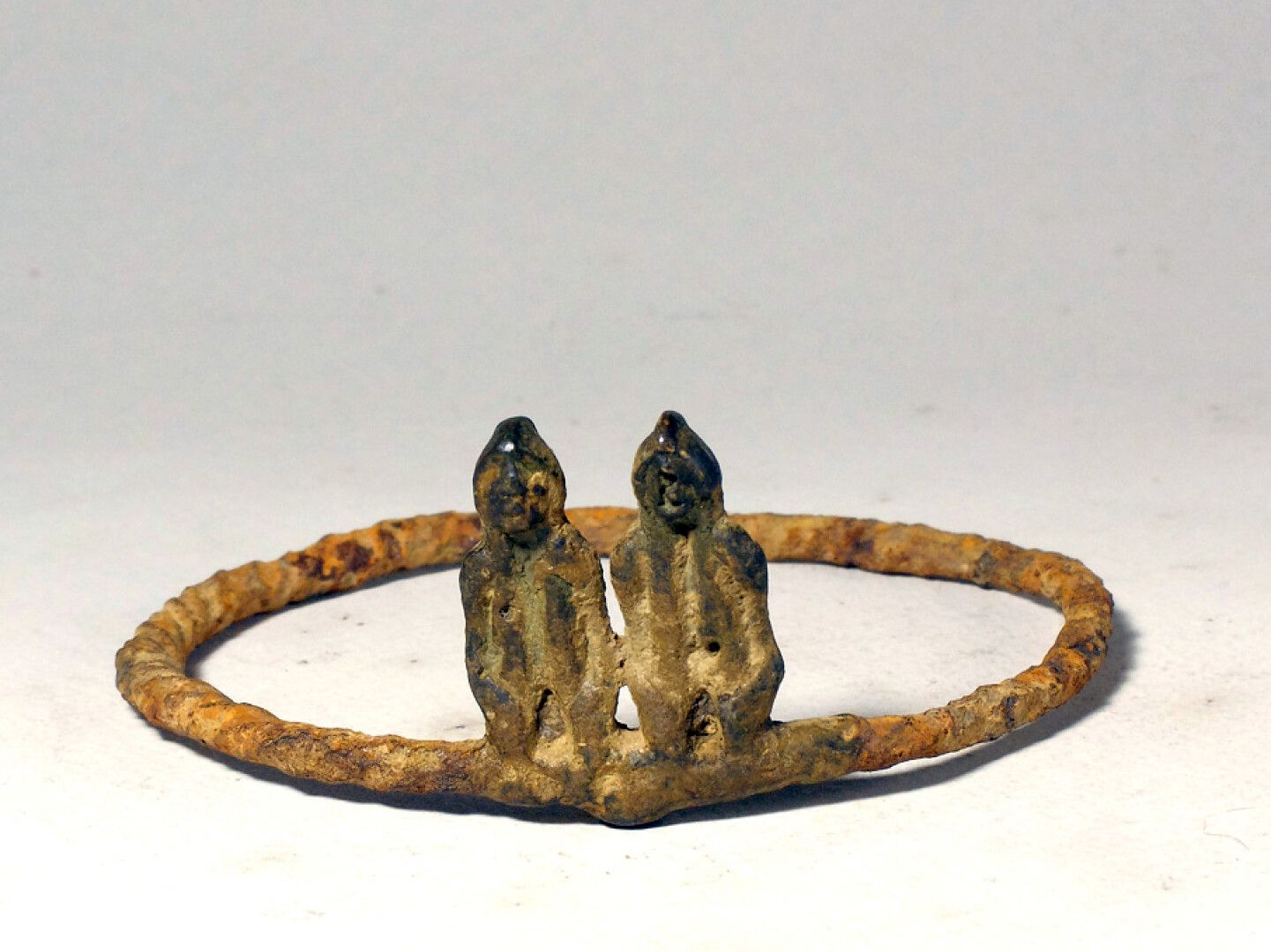Null Bracelet Lobi (Burkina faso)

Bracelet en fer noir et en bronze (pour les d&hellip;