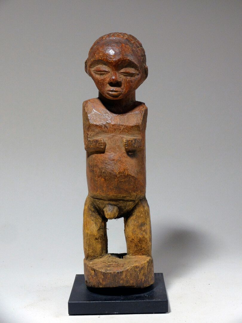Null Statuette Lunda-Tchokwé (Angola)

Statuette masculine aux bras étonnament p&hellip;