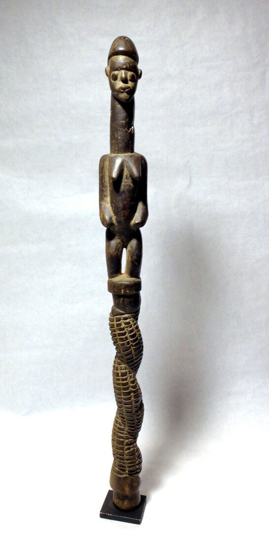 Null Baton Lobi (Burkina faso)

Rare baton torsadé surmonté d'un personnage aux &hellip;