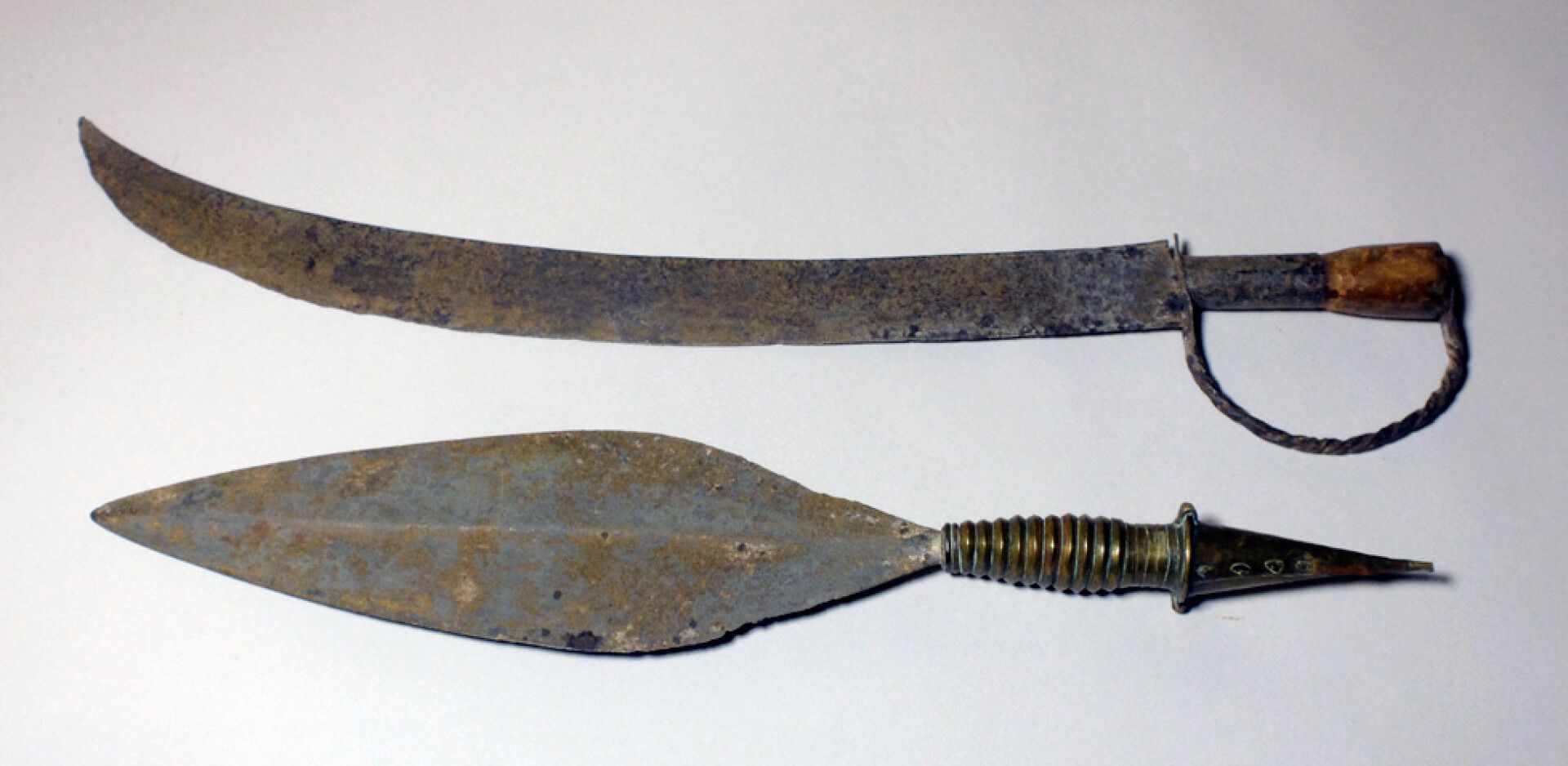 Null Lot de deux couteaux (RDC)

Lot comprenant un sabre à manche de bois (long.&hellip;