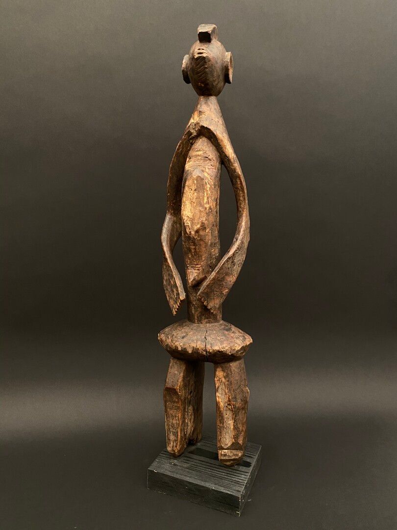 Null MUMUYE (Nigéria)

Statue en bois sculpté

H : 77 cm