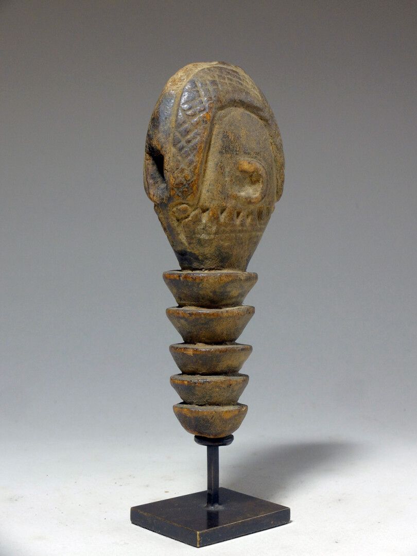 Null Tête d'herminette Janus (Afrique de l'ouest)

Tête très stylisée dont on de&hellip;