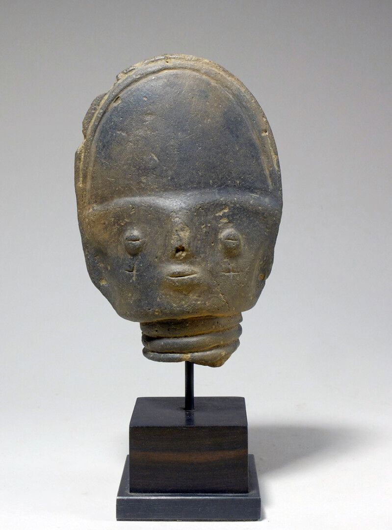 Null Tête Ashanti (Ghana)

Terre cuite Ashanti représentant un visage au cou ann&hellip;