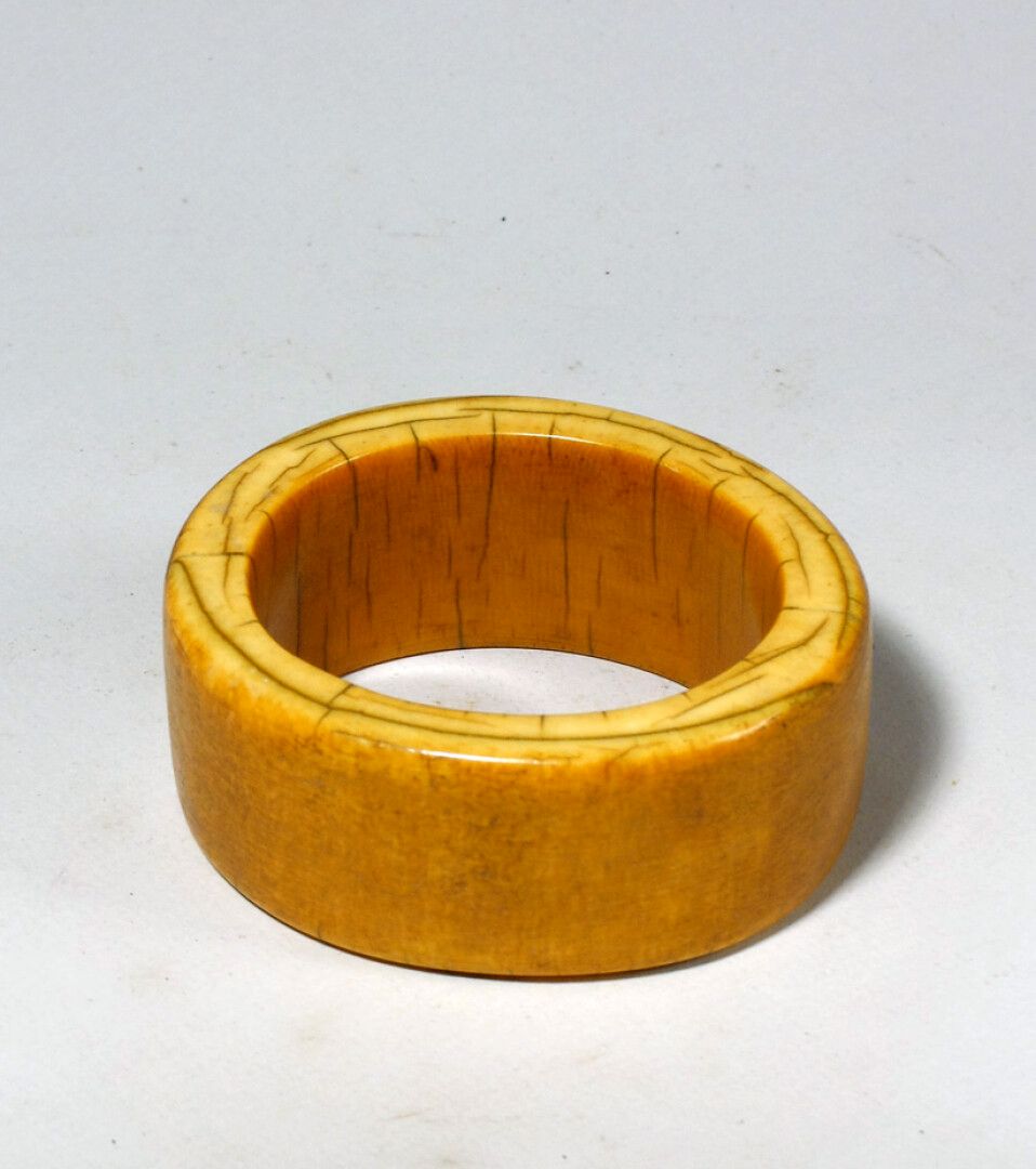 Null Bracelet Gurunsi (Burkina faso)

Bracelet en ivoire à belle patine d'usage.&hellip;