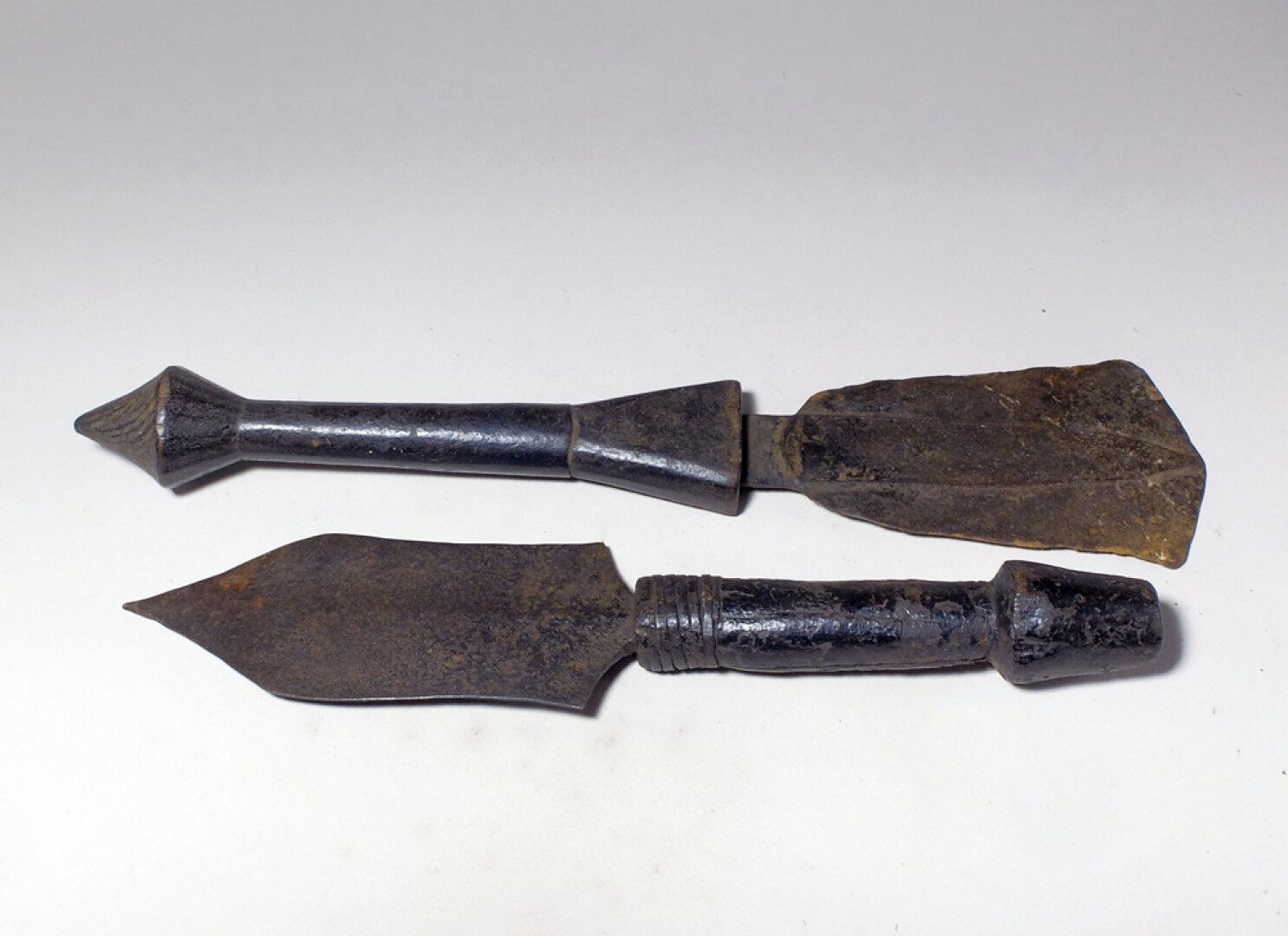 Null Couteaux (RDC)

Lot de deux couteaux. Belle patine noire profonde sur chacu&hellip;