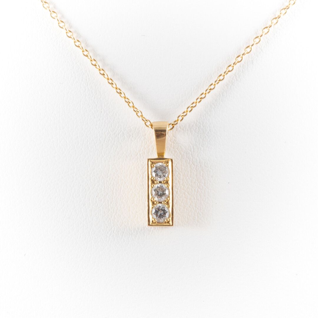 Null Chaine pendentif diamants taille brillant 3 x 0.10 carat environ en serti g&hellip;