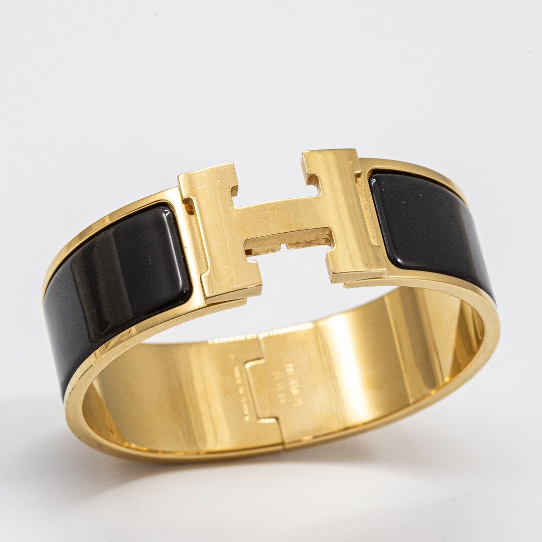 Null HERMES, Paris

Bracelet rigide à charnière en métal doré et laque noir.

6,&hellip;