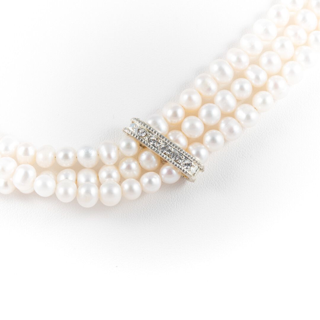 Null Collier trois rangs de perles de culture baroque diam : 6 mm environ, inter&hellip;