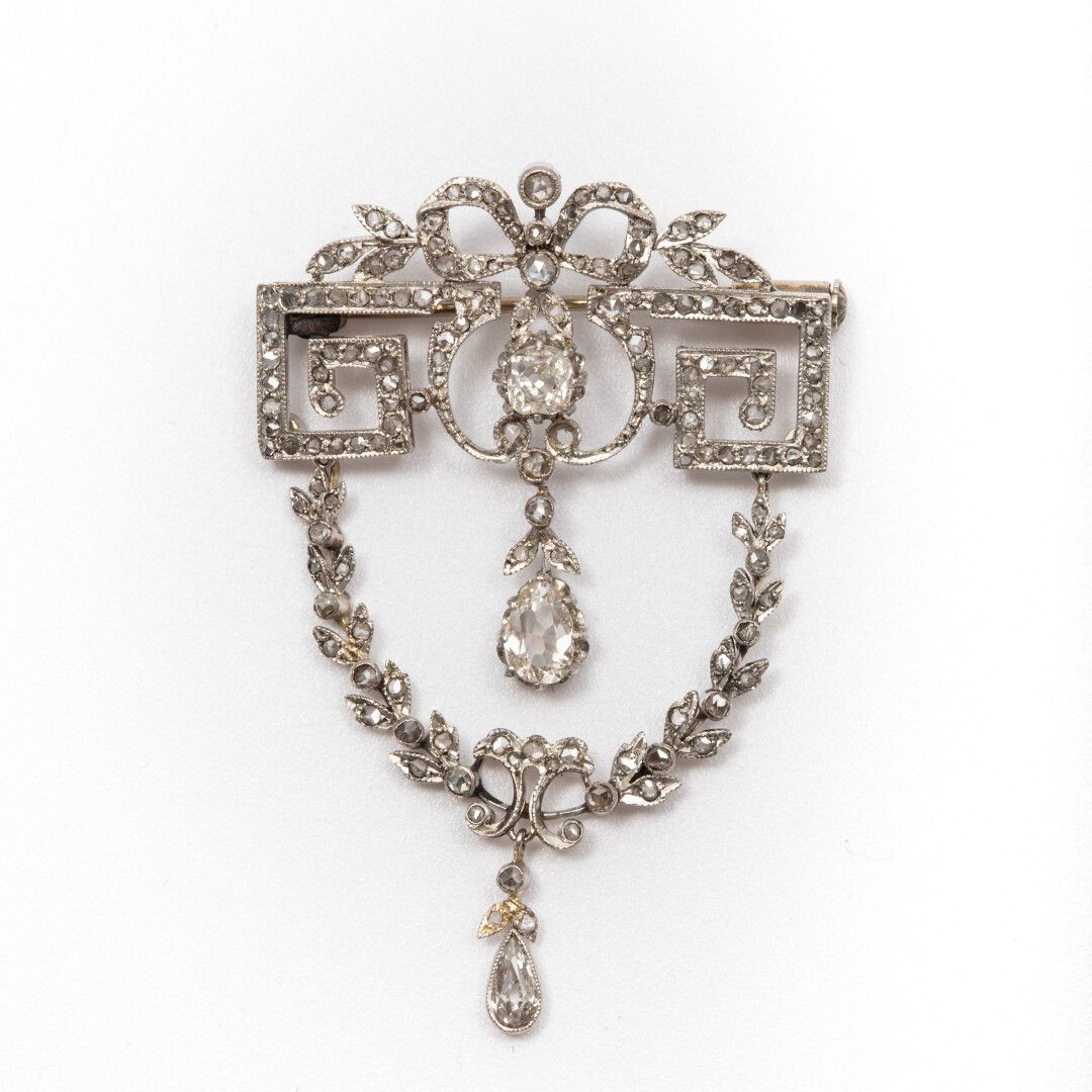 Null 
Broche diamants taille ancienne 1 carat environ et rose, monture or gris à&hellip;