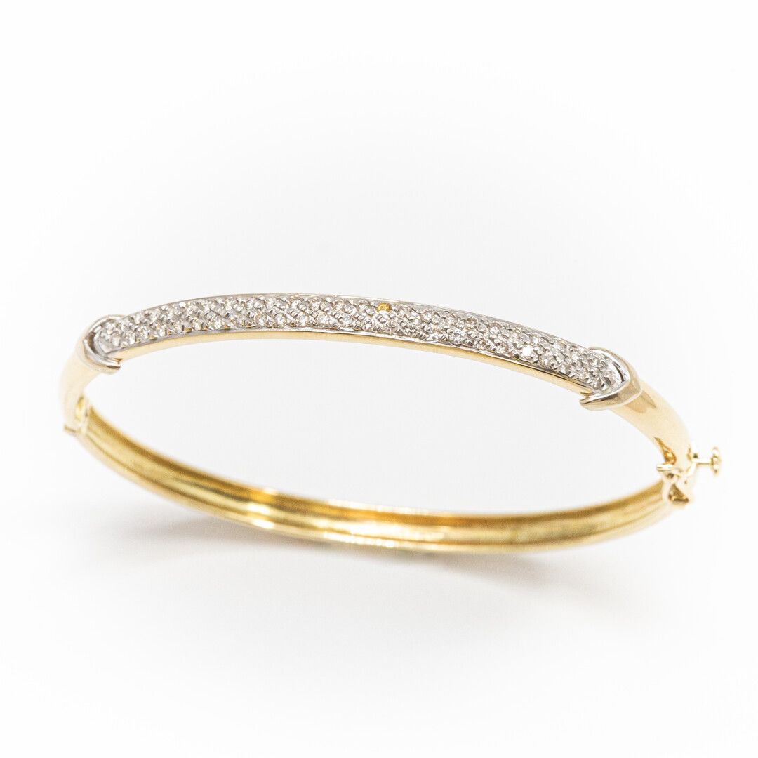 Null Bracelet demi-jonc à charnière or et pavage de diamants taille brillant. 

&hellip;