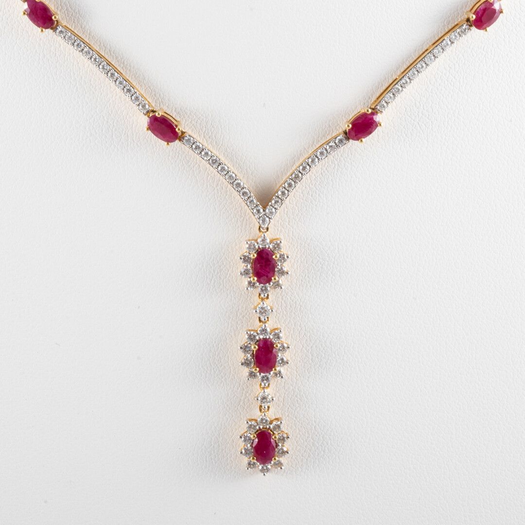 Null 
Collier pendentif en chute, diamants taille brillant et rubis, monture or &hellip;