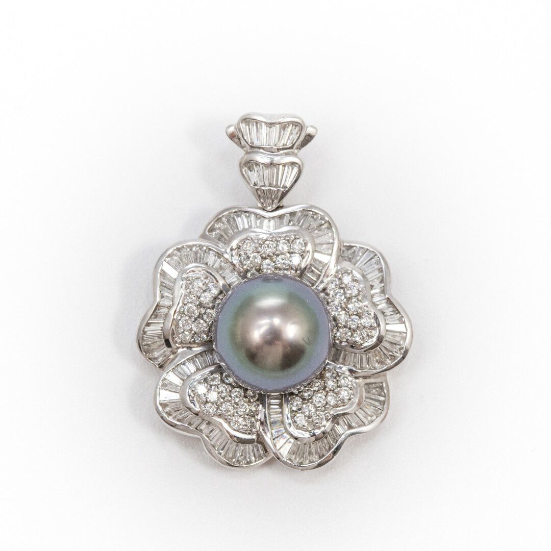 Null Pendentif "Fleur", perle de culture grise 12mm env., entourage diamants tai&hellip;