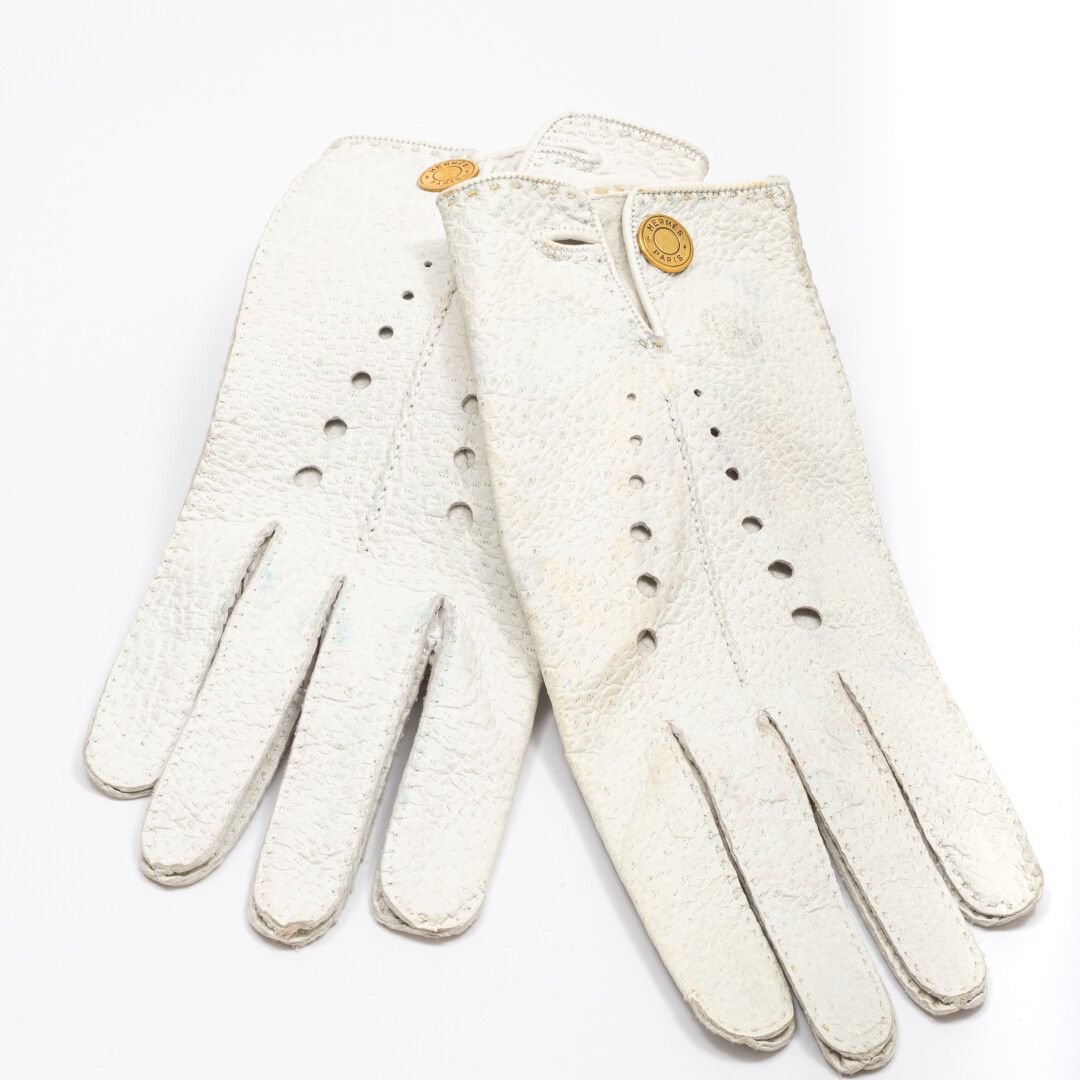 Null HERMES, Paris

Paire de gants en pecari craie 

T : 7,5 (taches)