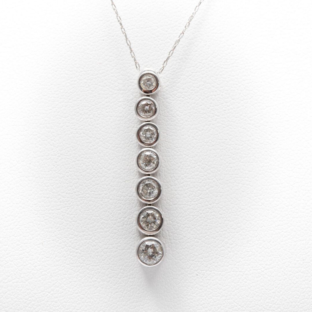 Null Collier en or gris 14 K, diamants taille brillant en serti clos principal 0&hellip;