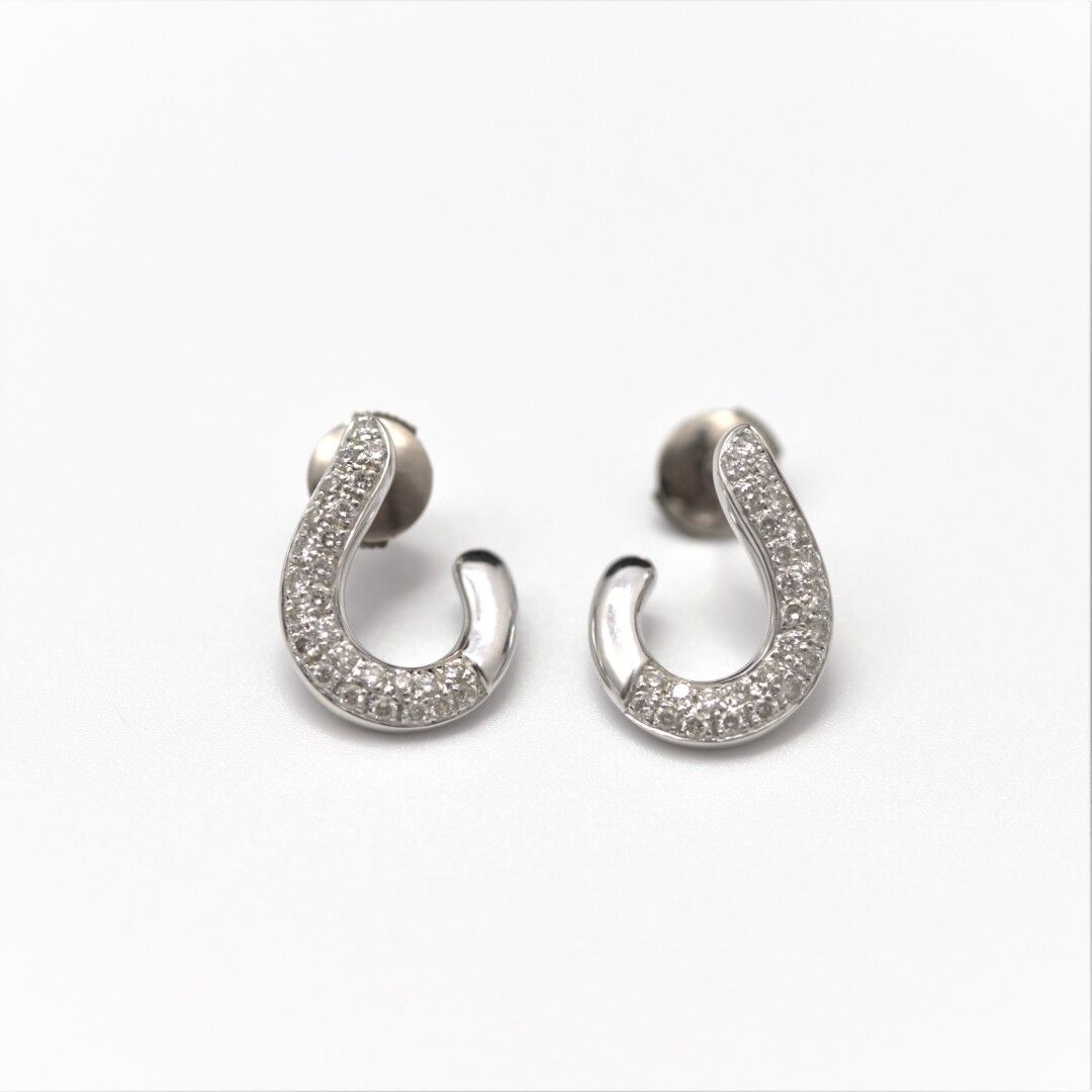 Null Paire de boucles d'oreilles pavage de diamants taille brillant, monture or &hellip;