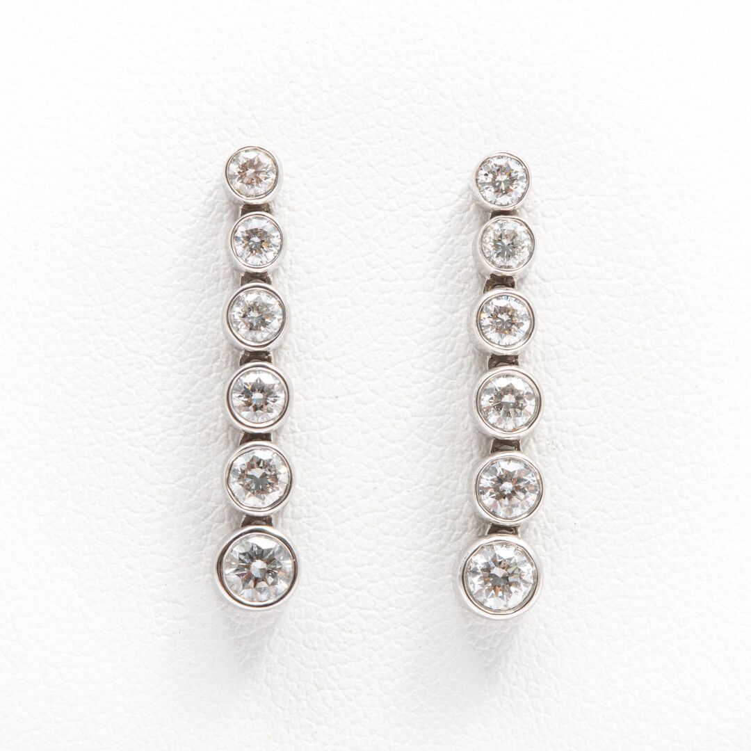 Null Paire de pendants d'oreilles diamants taille brillant en chute 2 x 1 carat &hellip;
