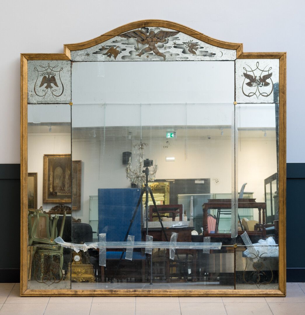 Null 重要的隔间镜子，有花坛，镀金和蛋花装饰的丘比特和鸽子。

镀金的木质框架。

195 x 186 cm

(磨损)