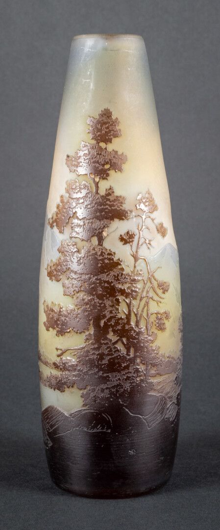 Null GALLE - 多层玻璃的卵形花瓶，背景为黄色、蓝色和棕色，酸蚀装饰为 "孚日地区的蓝线 "景观。

签名

高：17,2厘米。
