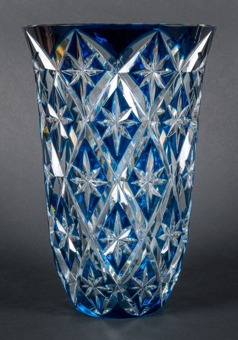 Null SANTA LUCIA

Grande base in cristallo tagliato blu con decorazione a stella&hellip;
