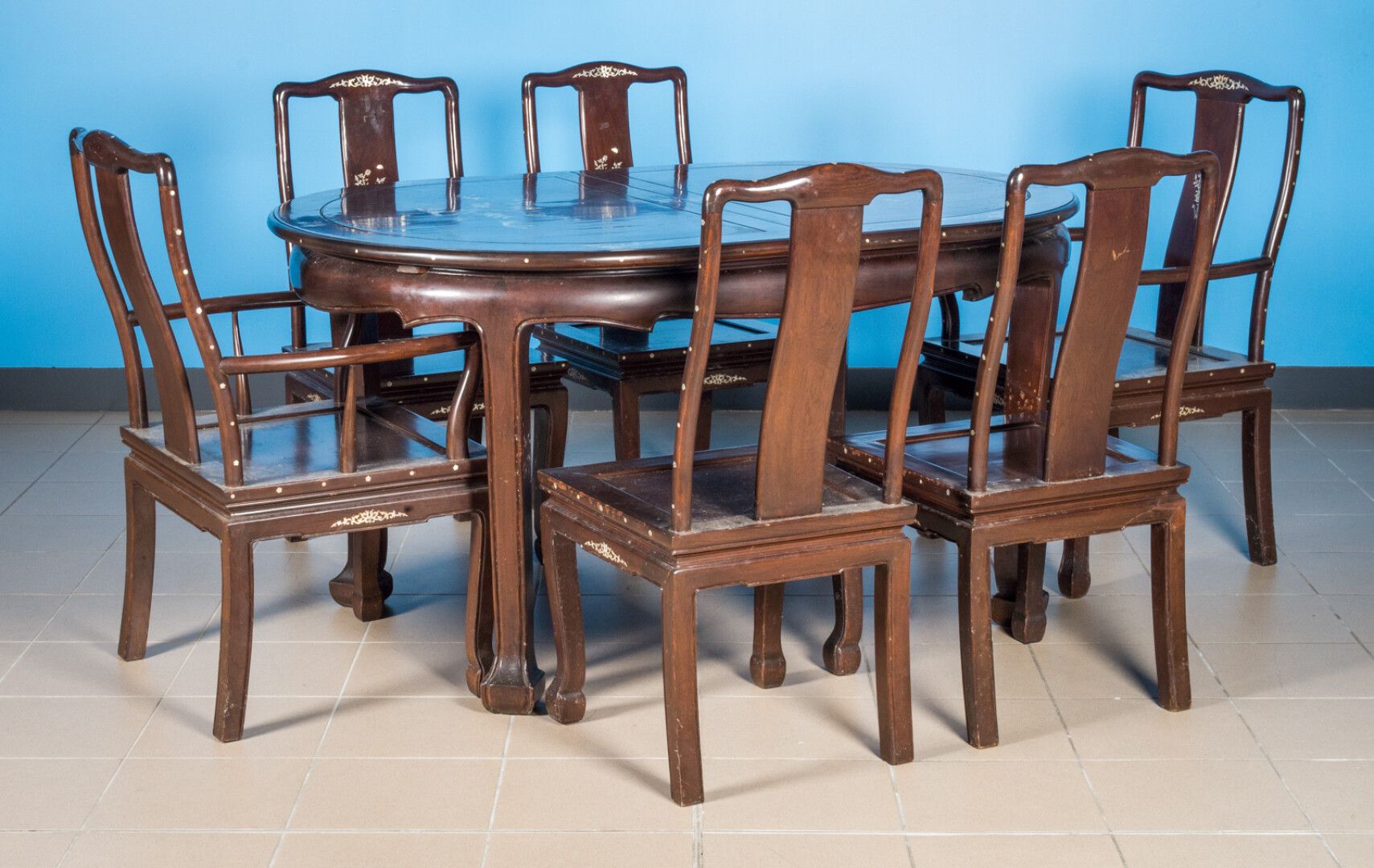 Null Table de salle à manger, deux fauteuils et quatre chaises en bois exotique &hellip;