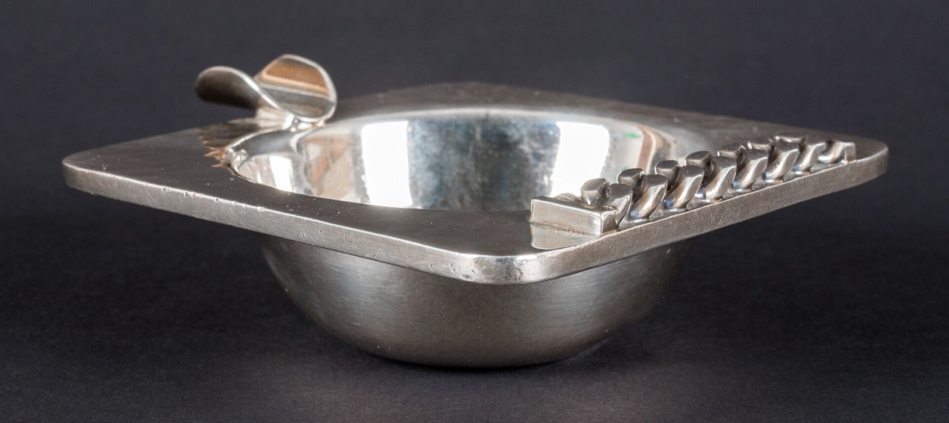 Null Jean Despres (1889-1980)

锤纹银金属方形烟灰缸

签名 - 震动长：9厘米