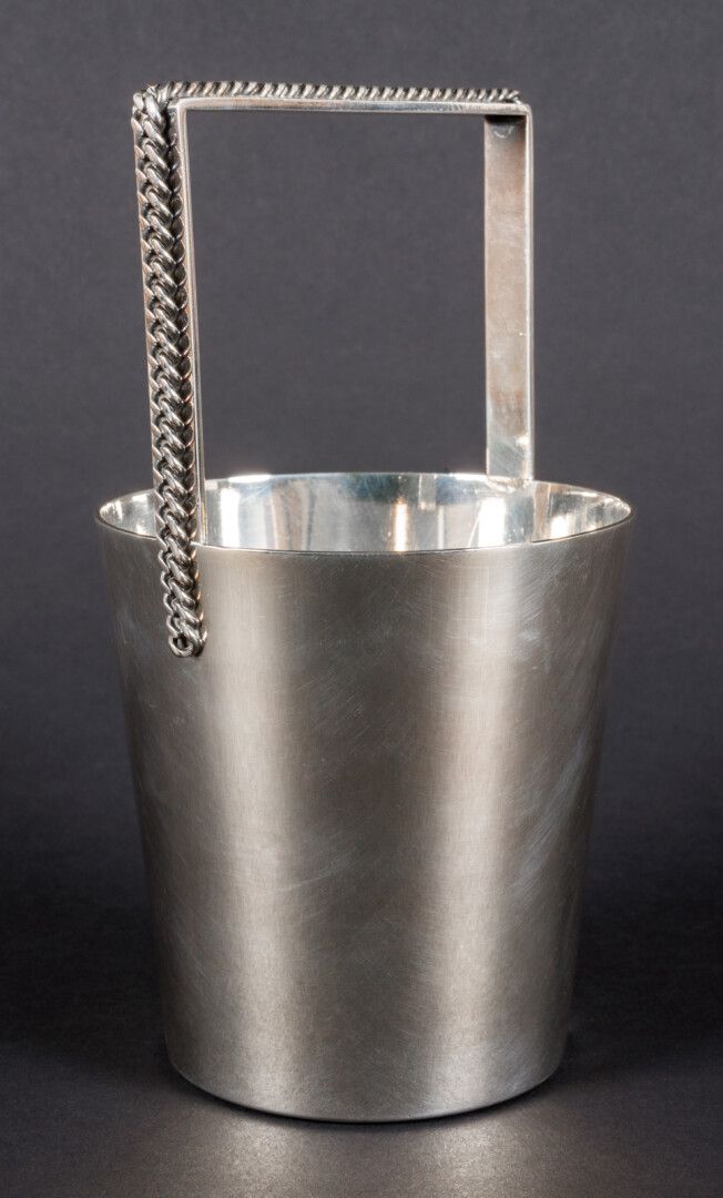 Null Jean Despres (1889-1980)

镀银金属冰块桶，链环装饰

签名

高：17.5厘米 - 宽：10.5厘米 - 直径：9.5厘米