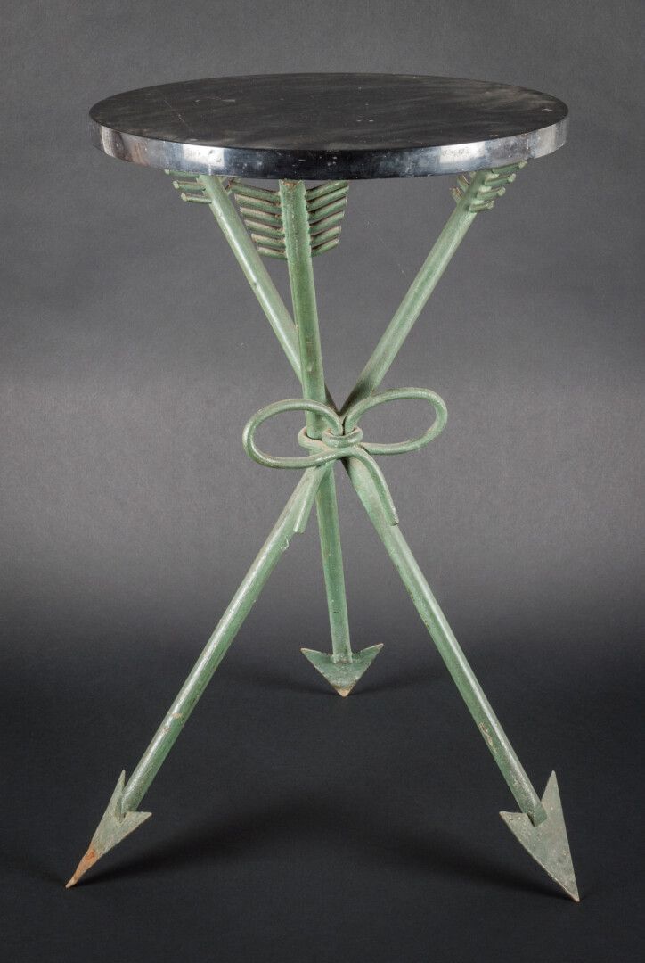 Null 在ARBUS的味道中

三角形基座桌，绿色古铜色的箭形底座，圆形黑色大理石桌面。

20世纪中期

高：59 - 直径：35厘米。