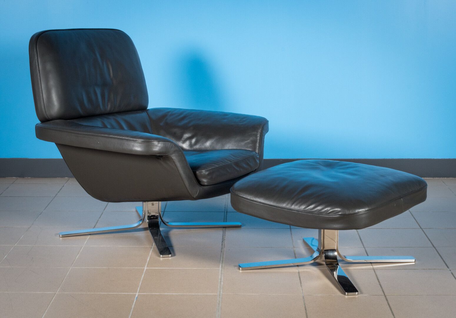 Null 铭泰公司

皮制扶手椅和长椅。镀铬的四脚底座。