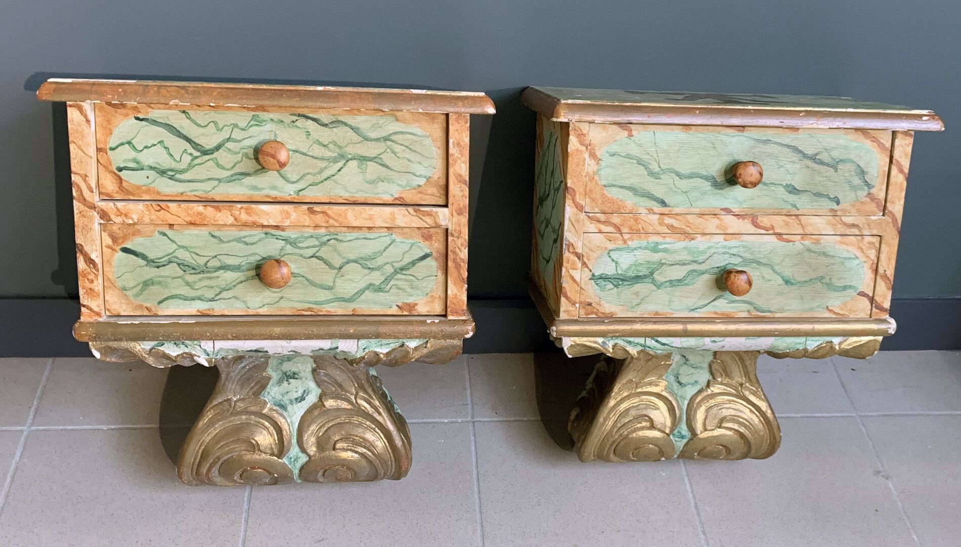 Null Pair of painted wood bedside tables in the imitation of marble and gilded v&hellip;
