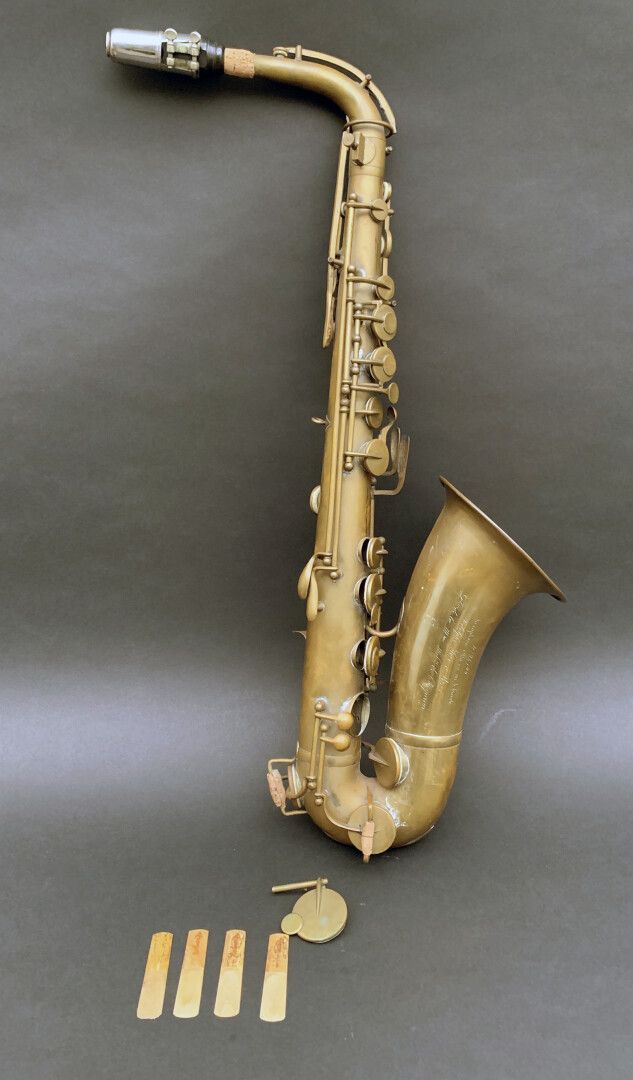 Null Saxophone alto en Mi b de la maison Adolphe SAX à Paris.

L : 63 cm (quelqu&hellip;