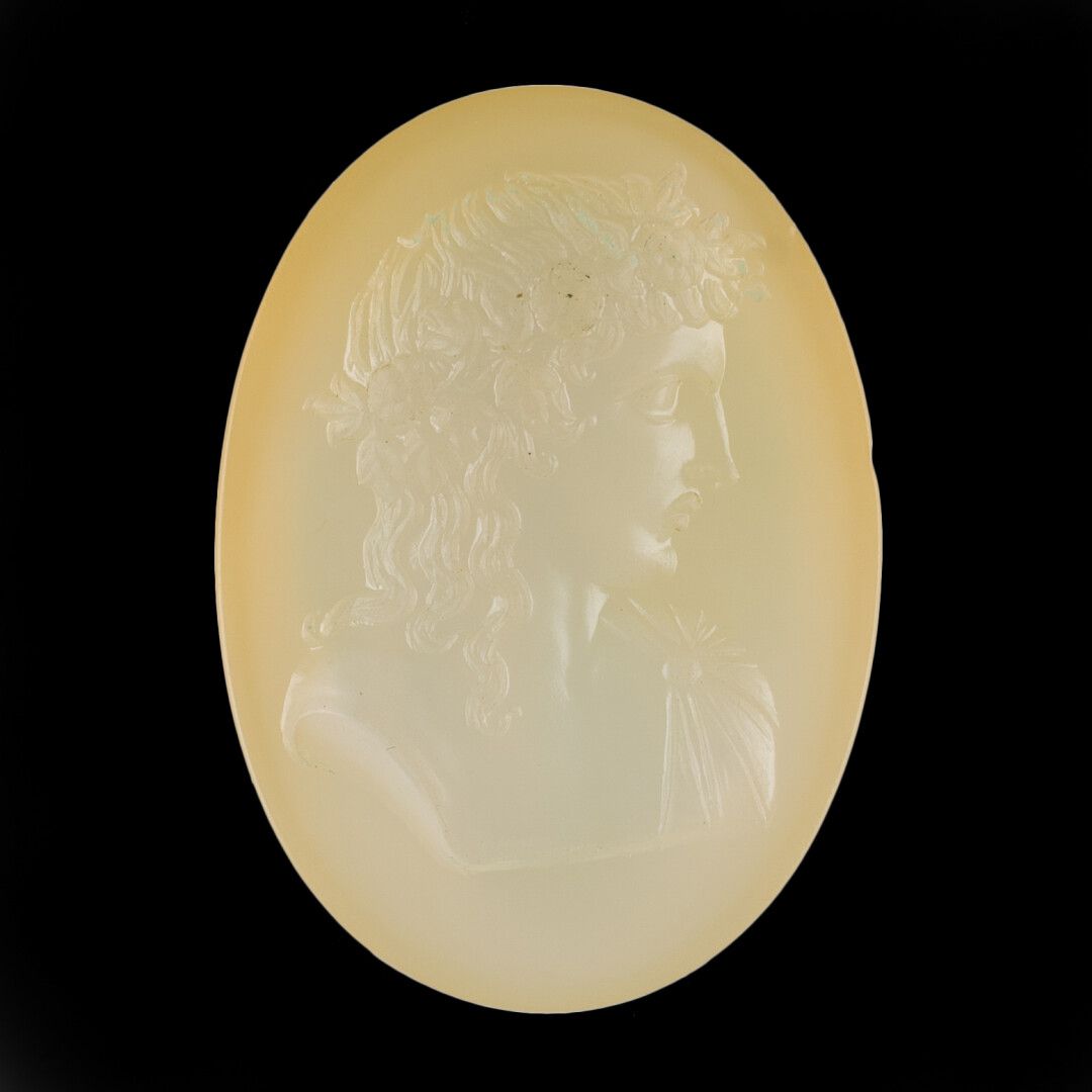 Null Intaglio in calcedonio bianco inciso con un busto di Flora che indossa un d&hellip;