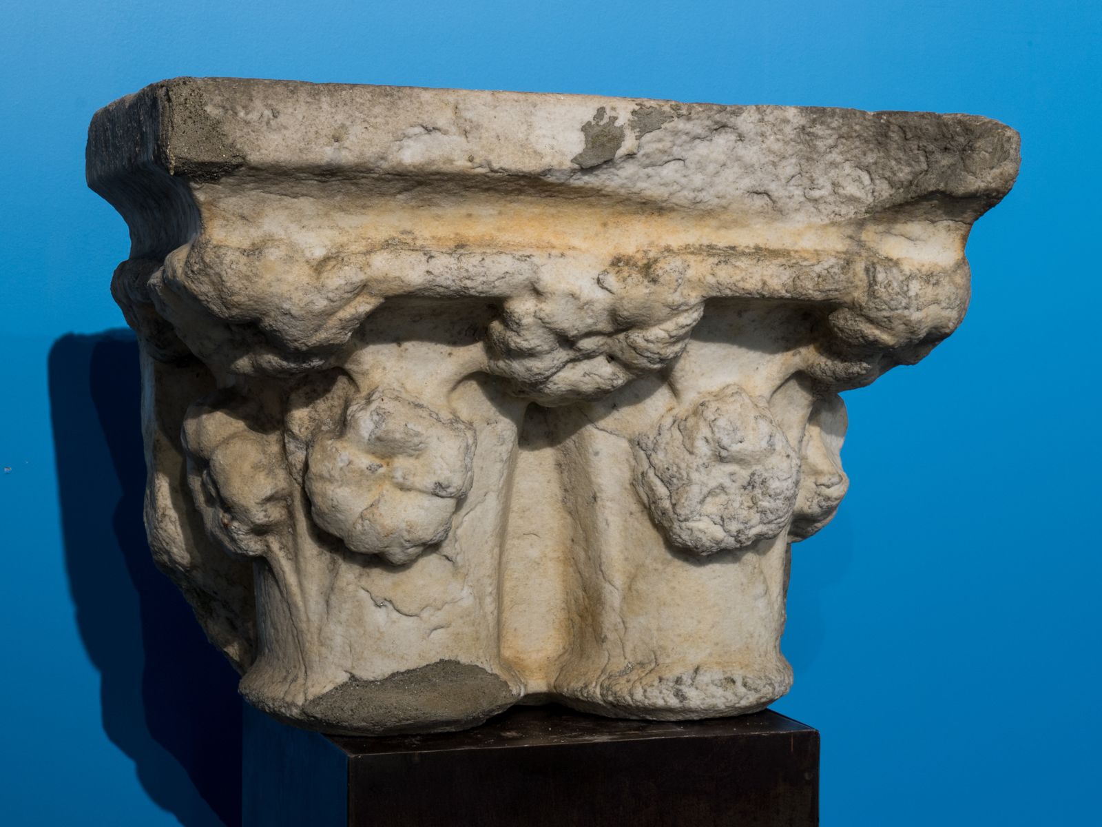 Null Two sculpted Saint-Béat marble capitals under the same astragal, decorated &hellip;